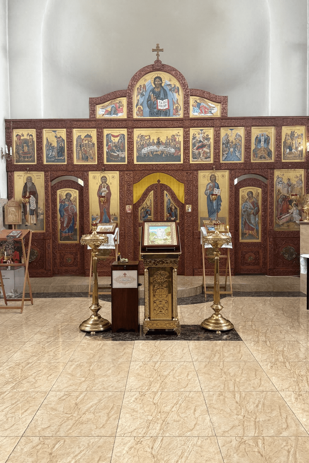 Иконостас храма: интерьер с иконами и подсвечниками